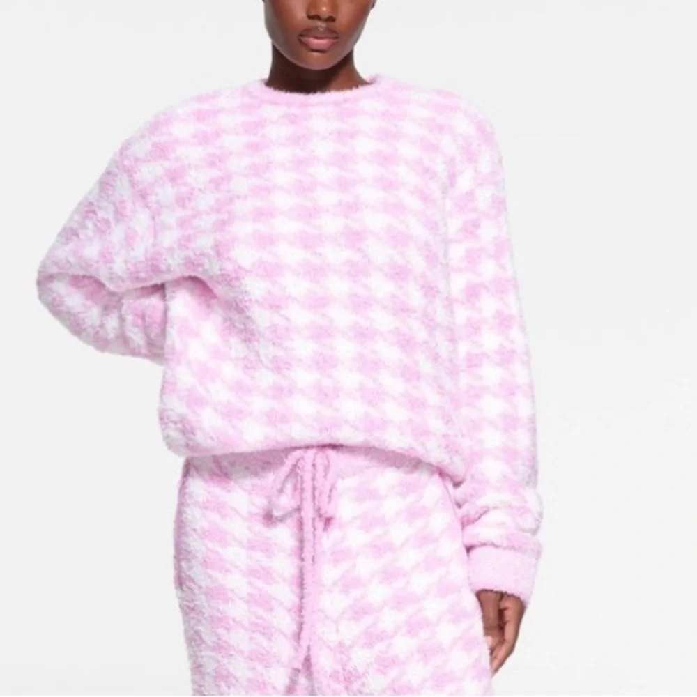 SKIMS Cozy Knit Pullover Unisex L/XL Pink White Checkered Fuzzy Crewneck Sweater